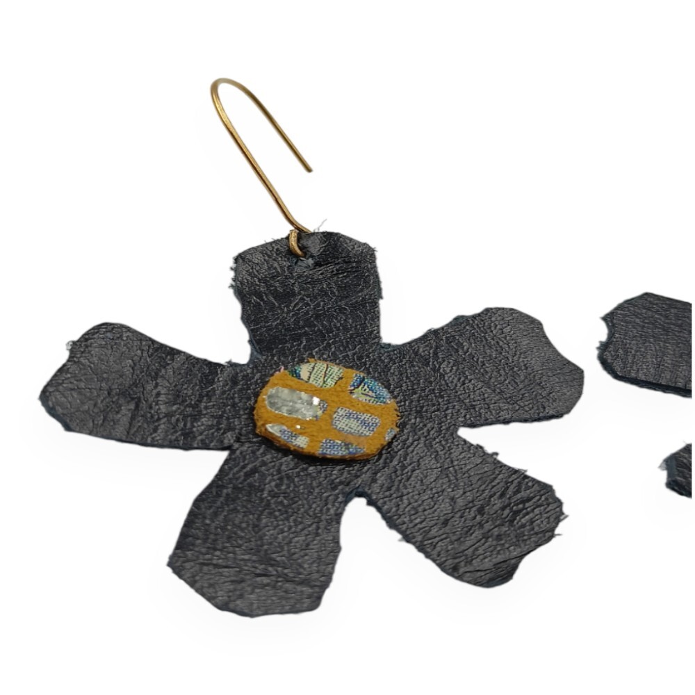 Handmade leather earrings in a flower shape, black color. - 5