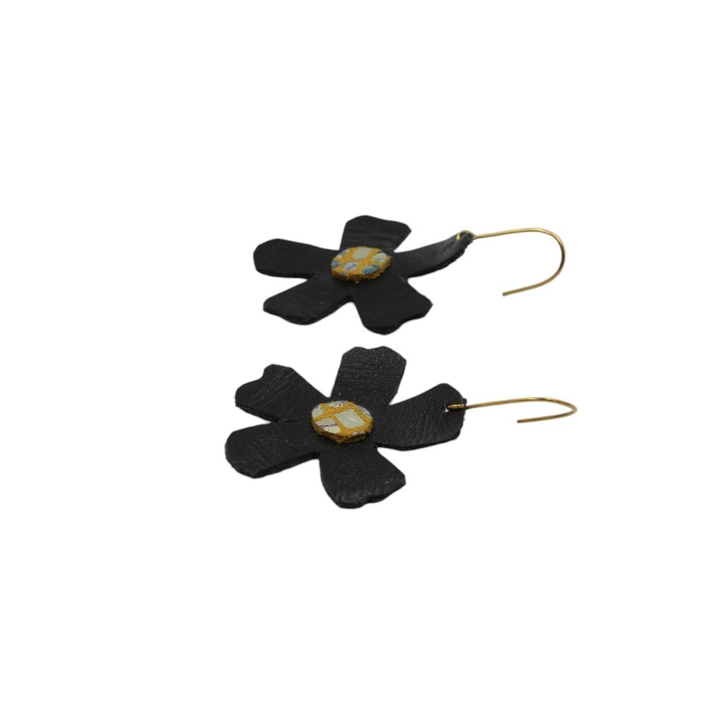 Handmade leather earrings in a flower shape, black color. - 3
