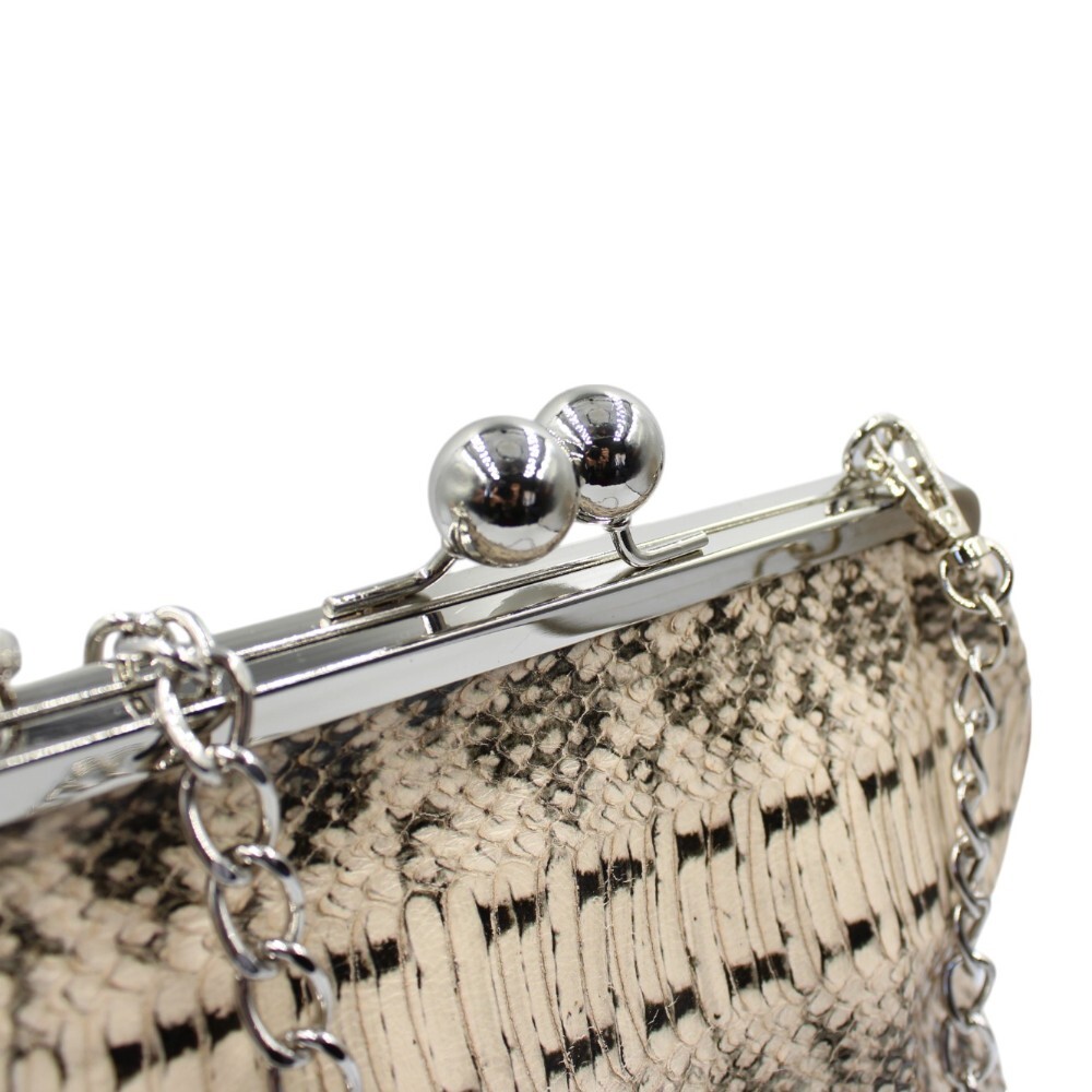 Leather bag with metallic clasp in black and white snake print - 3