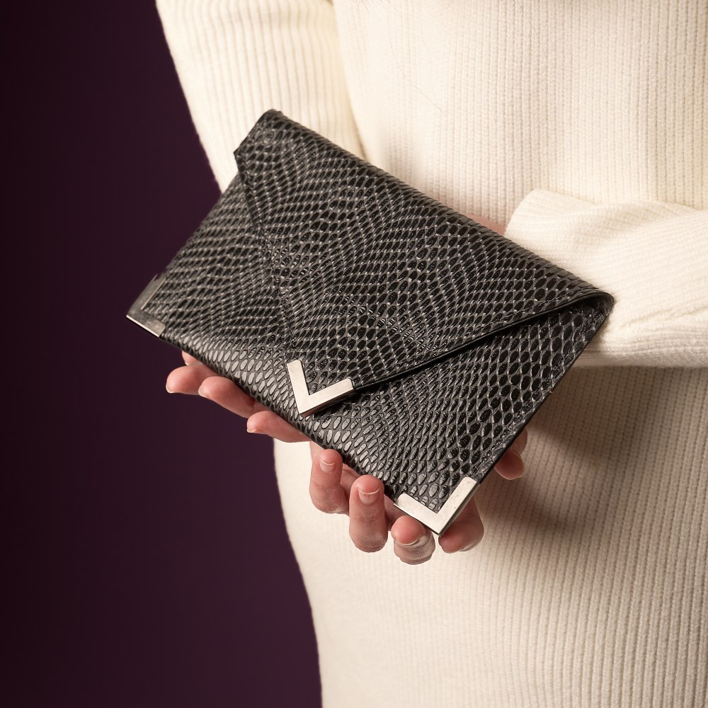 Small leather envelope bag in black color - 5