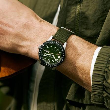 SEIKO 5 Sports Field Series Automatic Green Dial 41mm Silver Stainless Steel Green Fabric Strap HDB008K1J - 
