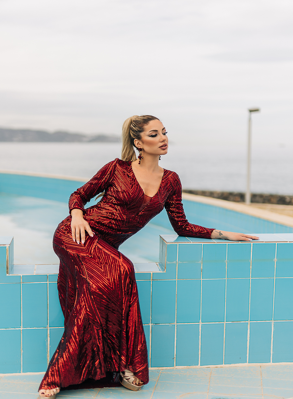 Amber -Λαμπερό βουργουνδί βραδινό φόρεμα με μακριά μανίκια και παγιέτες - 5