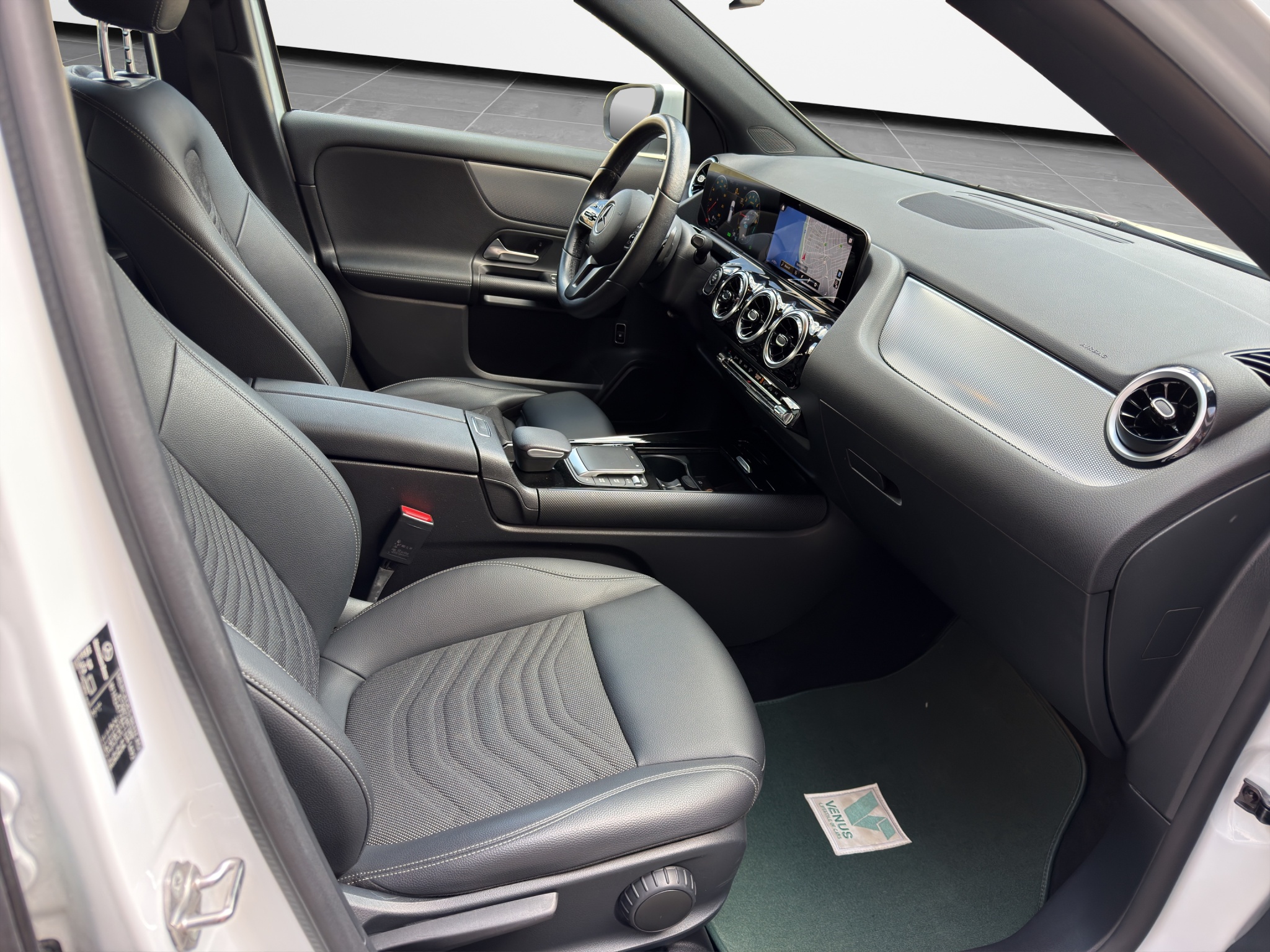 Mercedes GLA 250E Hybrid Plug-In Automatic 2022 - 18