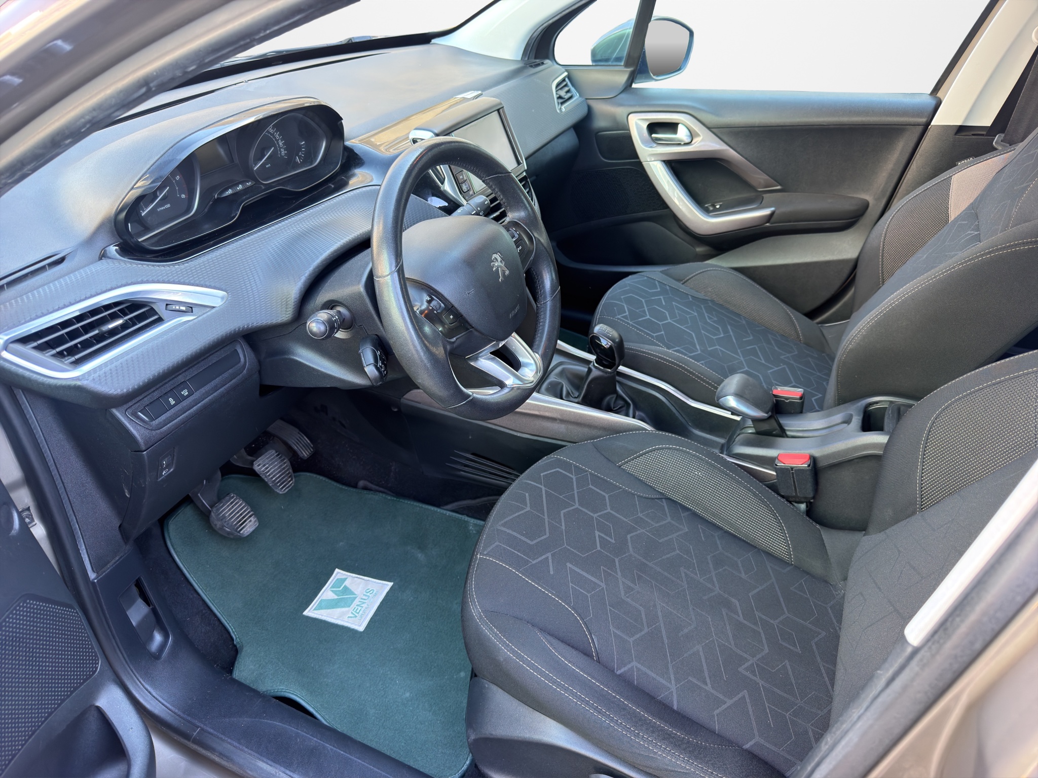 Peugeot 2008 1.6 BlueHDi Diesel 2015 - 11