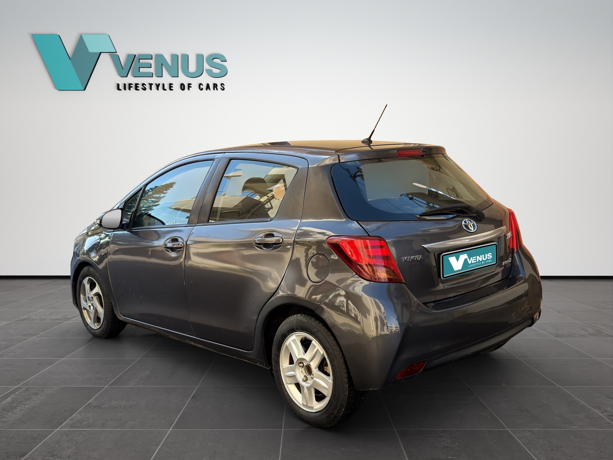 Toyota Yaris Hybrid 1.5 VVT-i Automatic 2015 - 3