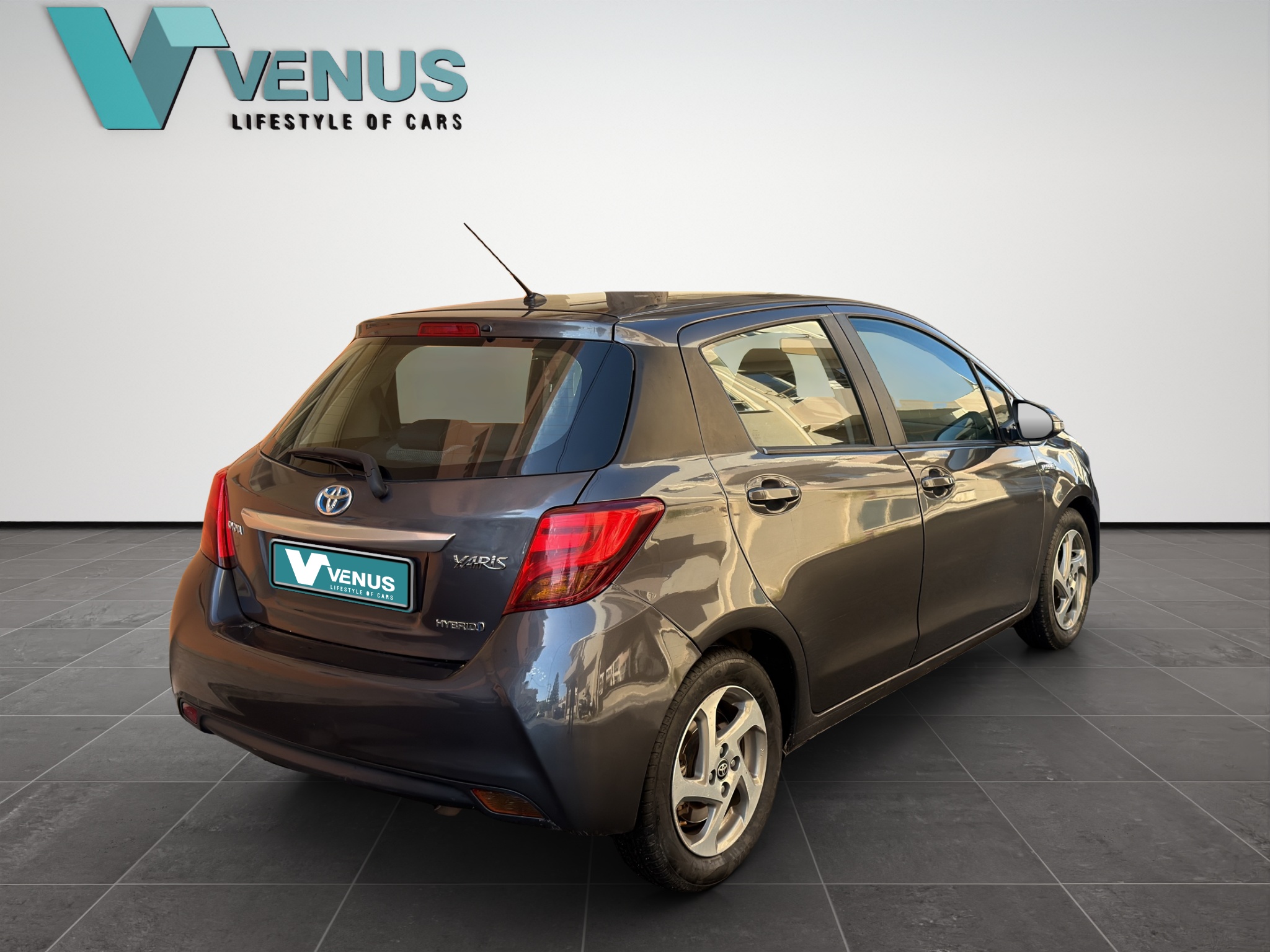 Toyota Yaris Hybrid 1.5 VVT-i Automatic 2015 - 4