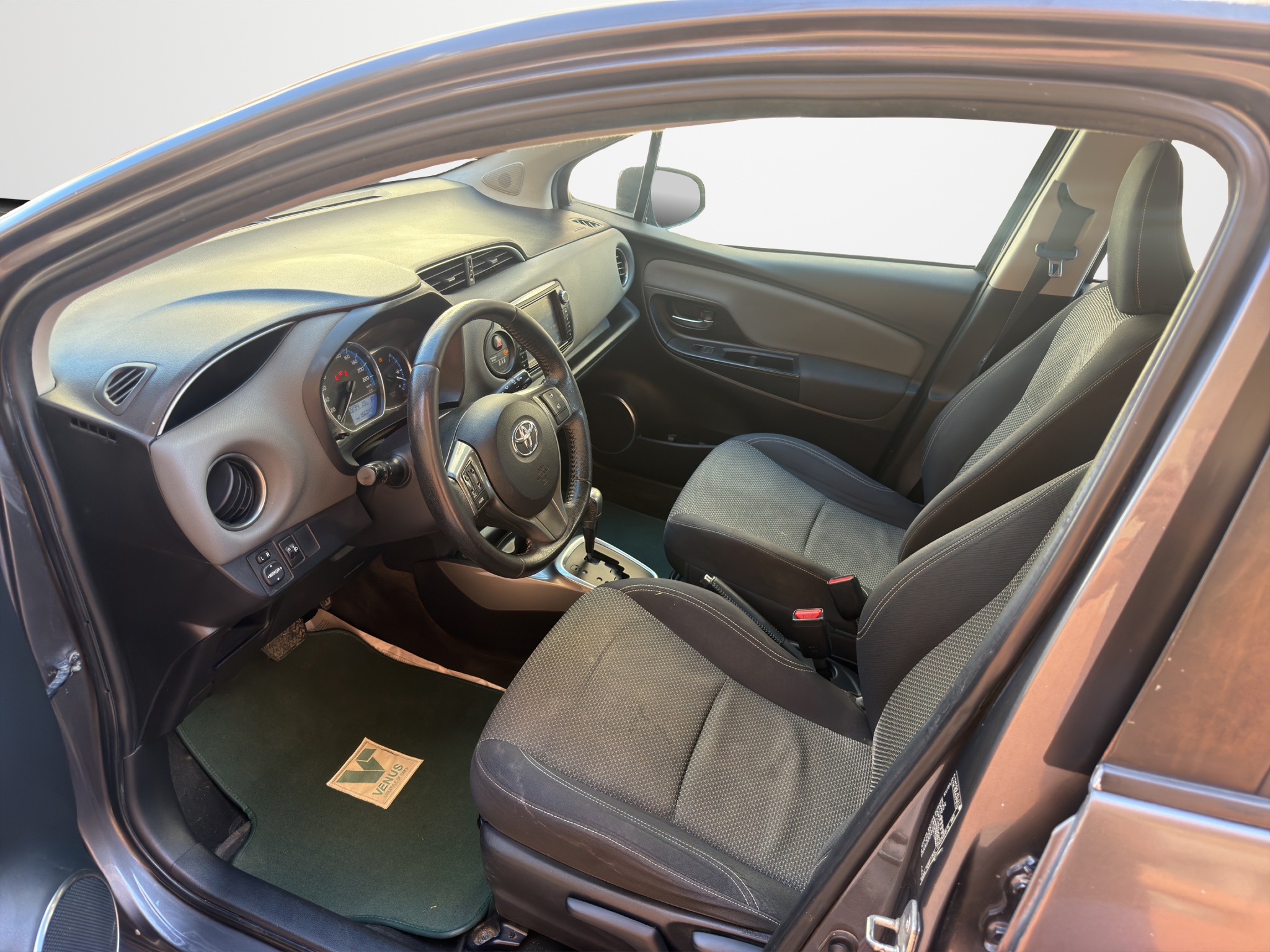 Toyota Yaris Hybrid 1.5 VVT-i Automatic 2015 - 11